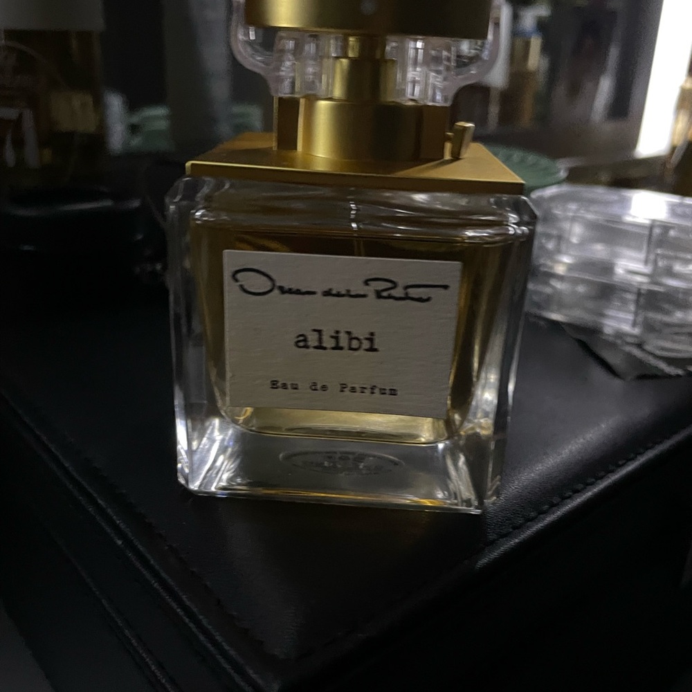 Oscar de la Renta Alibi Eau de Parfum with Gold Accents